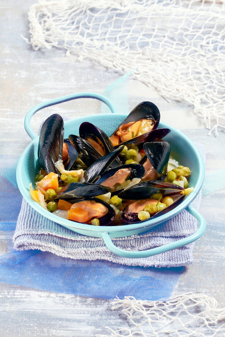 Steamed mussels with peas, onions and carrots