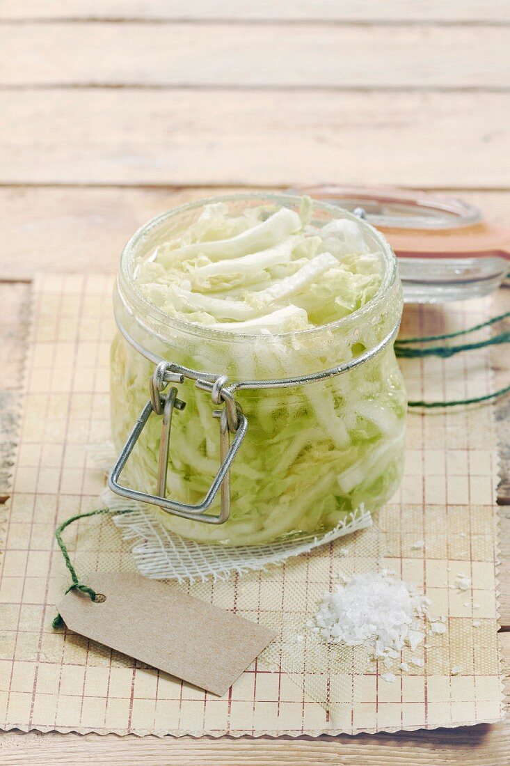 Eingelegter Kohl mit Salz im Weckglas