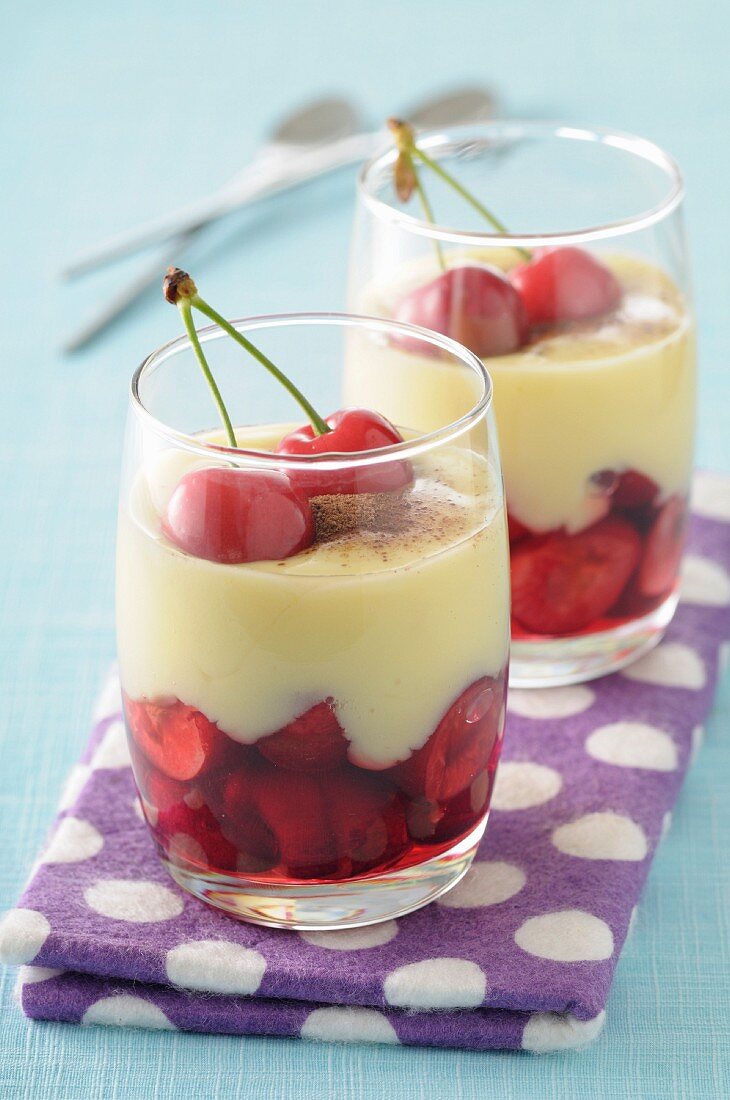 Almond cream and cherry desserts