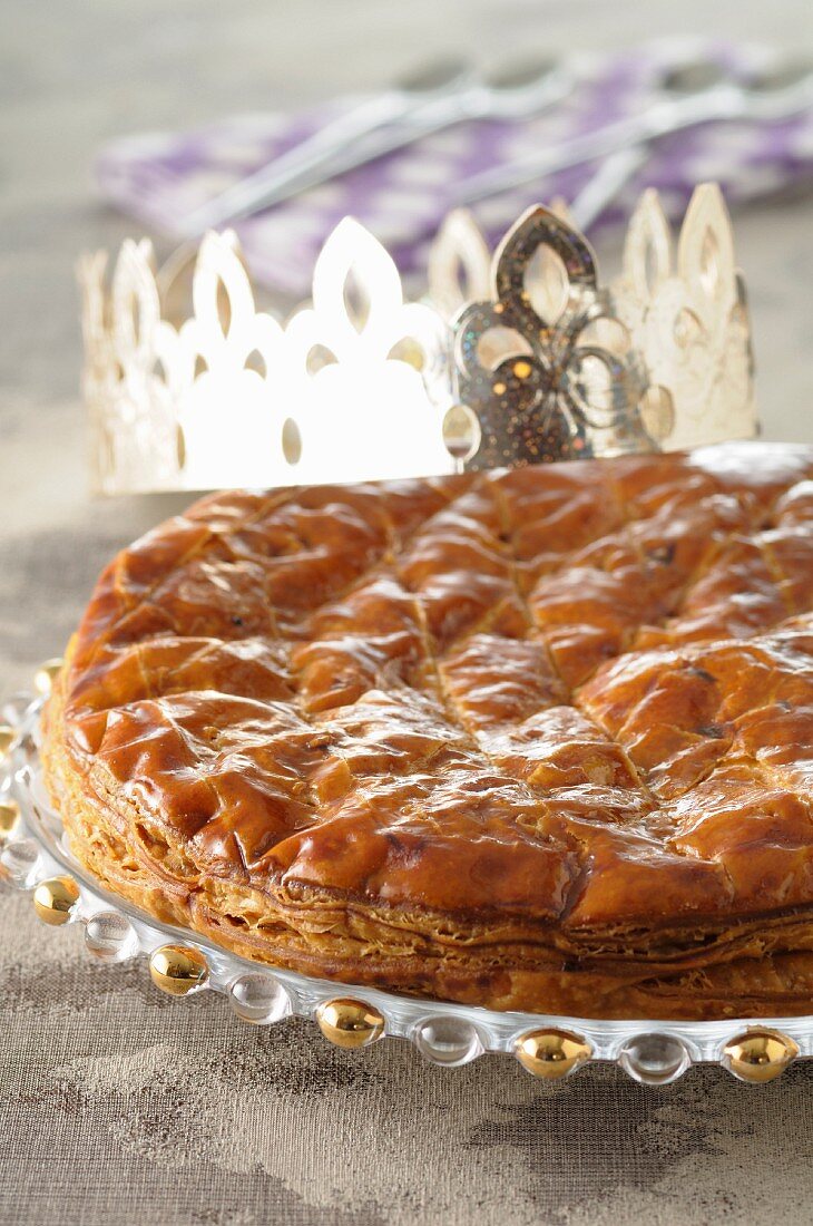 Galette des rois (Dreikönigskuchen, Frankreich) mit Krone