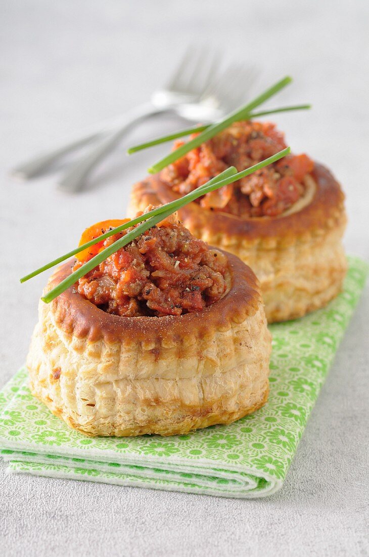 Königinpastetchen mit würziger Sauce Bolognese