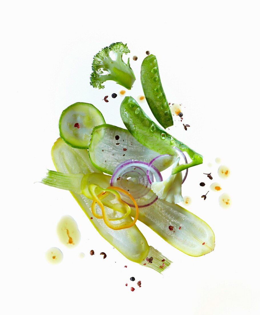 Carpaccio aus Gemüse auf weißem Untergrund