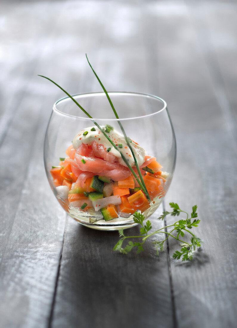 Geräucherter Lachs auf Gemüse mit leichter Mayonnaise und Schnittlauch im Glas