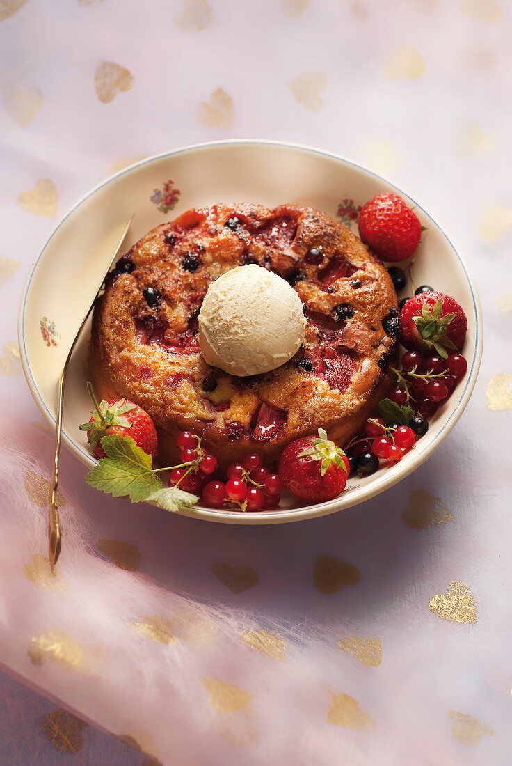 Waldfruchtküchlein mit Kugel Eiscreme