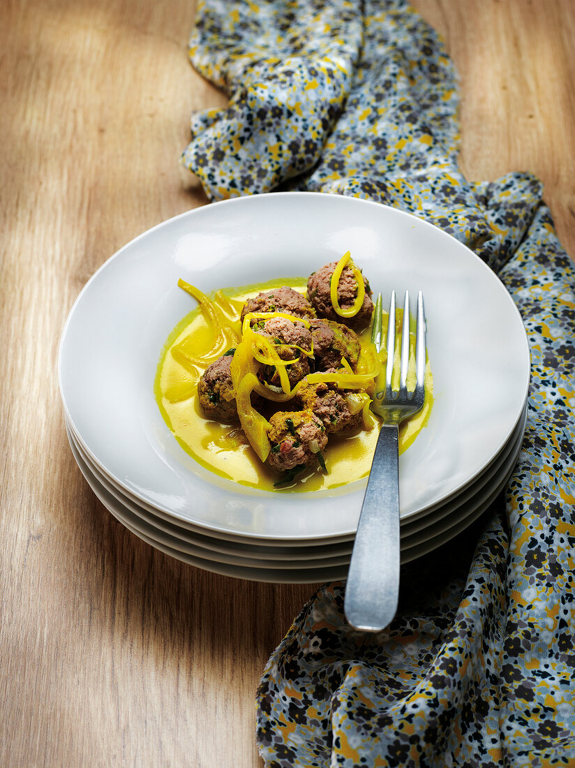 Hackfleischbällchen mit Curry-Zwiebel-Sauce