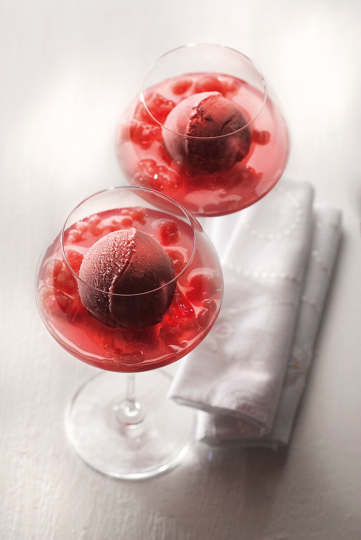 Eisbecher Erdbeer-Rose