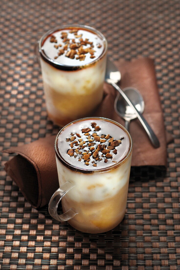 Milchkaffee-Frappee mit Kaffeesirup und Walnüssen