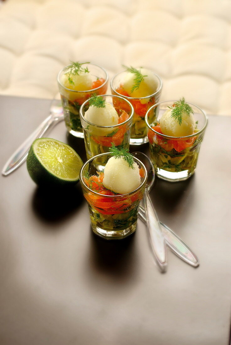 Geschmorte Zucchini mit frischen Kräutern, Lachs und Limettensorbet, in Gläsern serviert