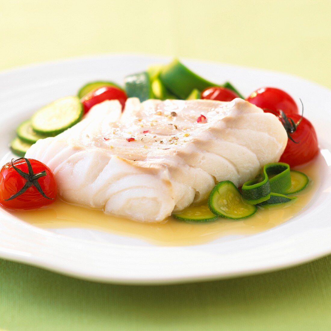 Kabeljaufilet mit Zucchini und Tomaten