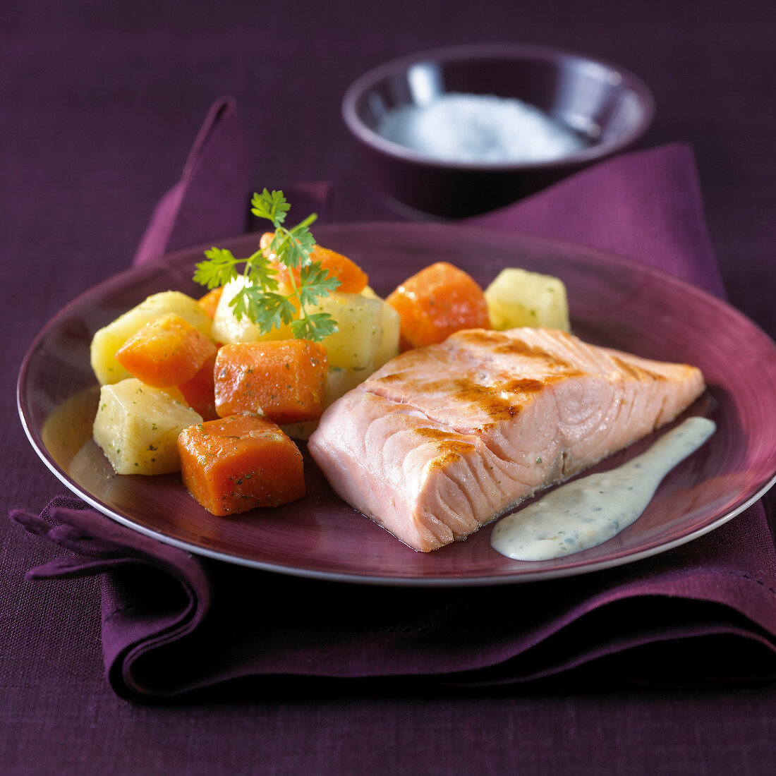 Gegrillter Lachs mit Karotten-Kartoffel-Gemüse und Joghurt-Kräuter-Sauce
