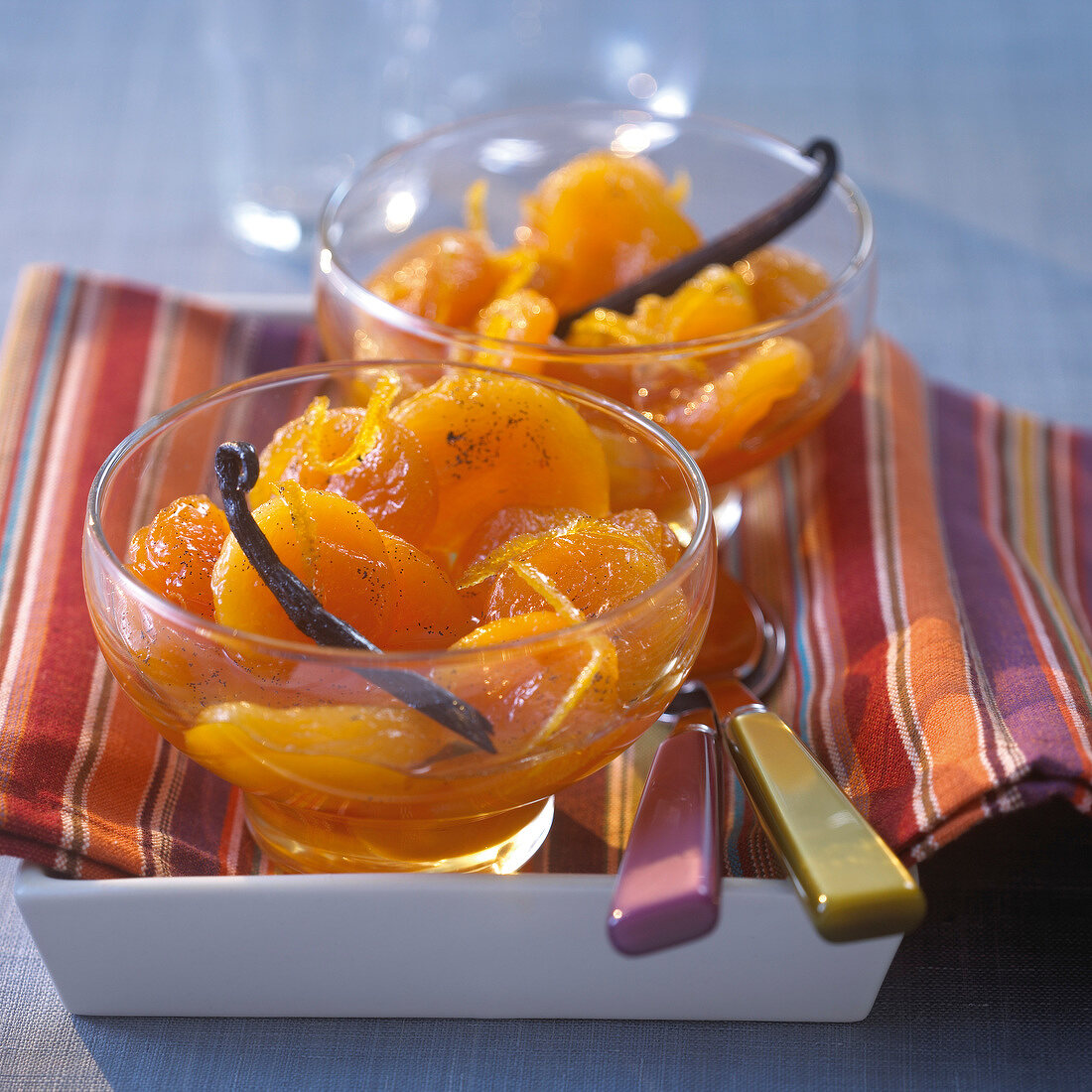 Pochierte Aprikosen mit Vanille und Orangenzesten