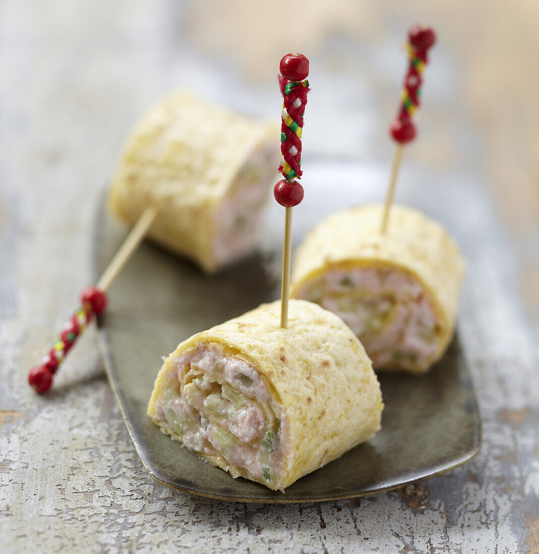 Wrap-Häppchen mit Tarama, Frischkäse und Gurke