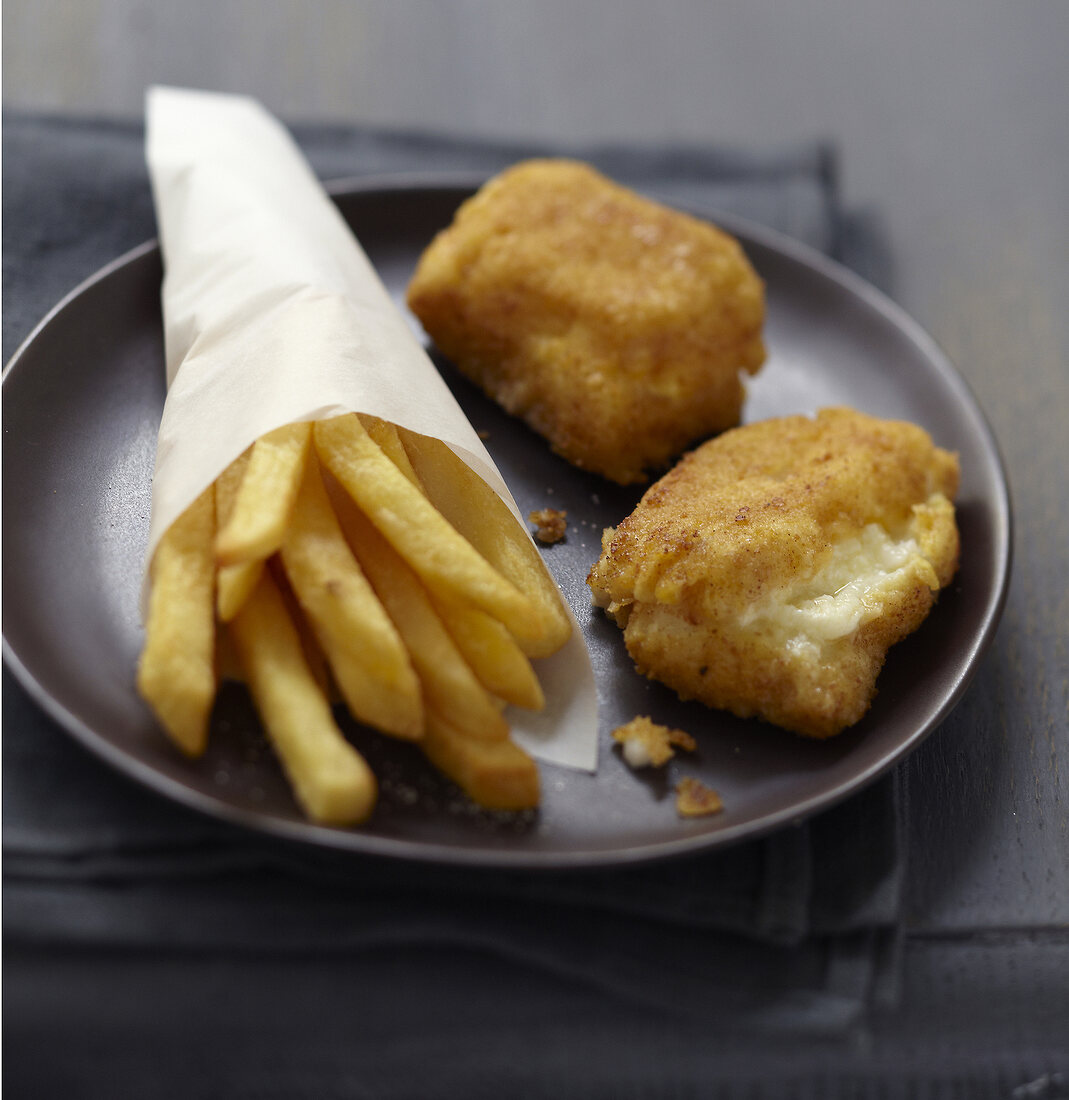 Panierter Fisch und Frischkäse mit Pommes frites