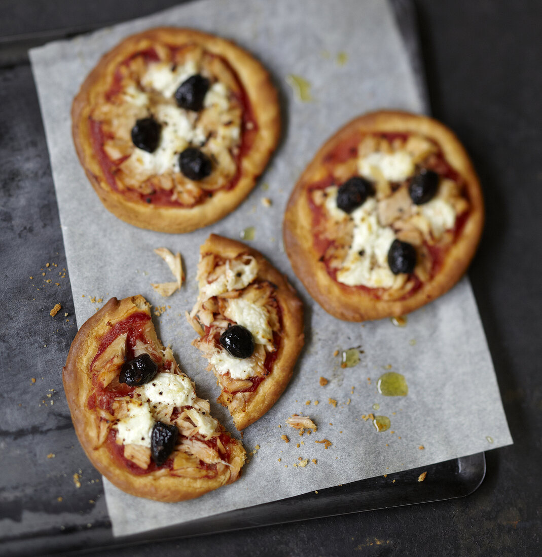 Minipizzen mit Thunfisch und Frischkäse