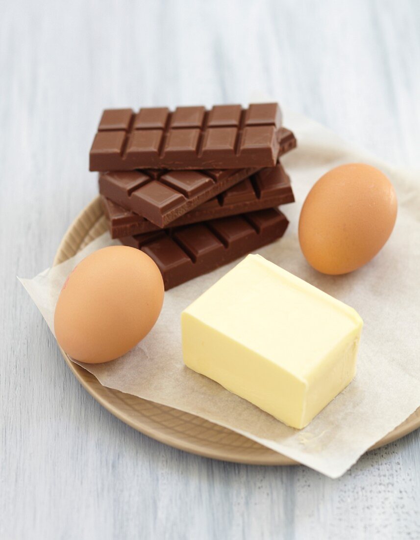 Zutaten für Stracciatella-Kuchen (Eier, Butter, Schokolade)