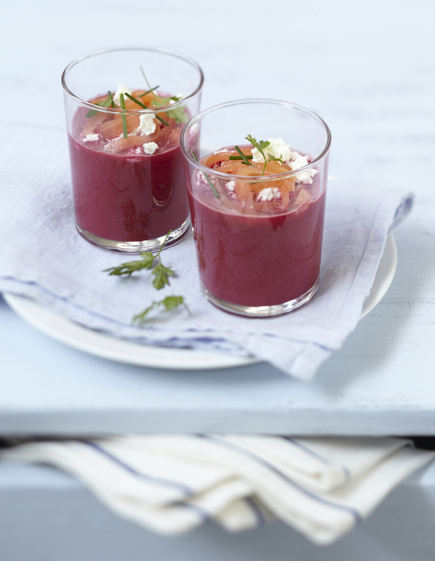 Rote-Bete-Gazpacho mit Lachs