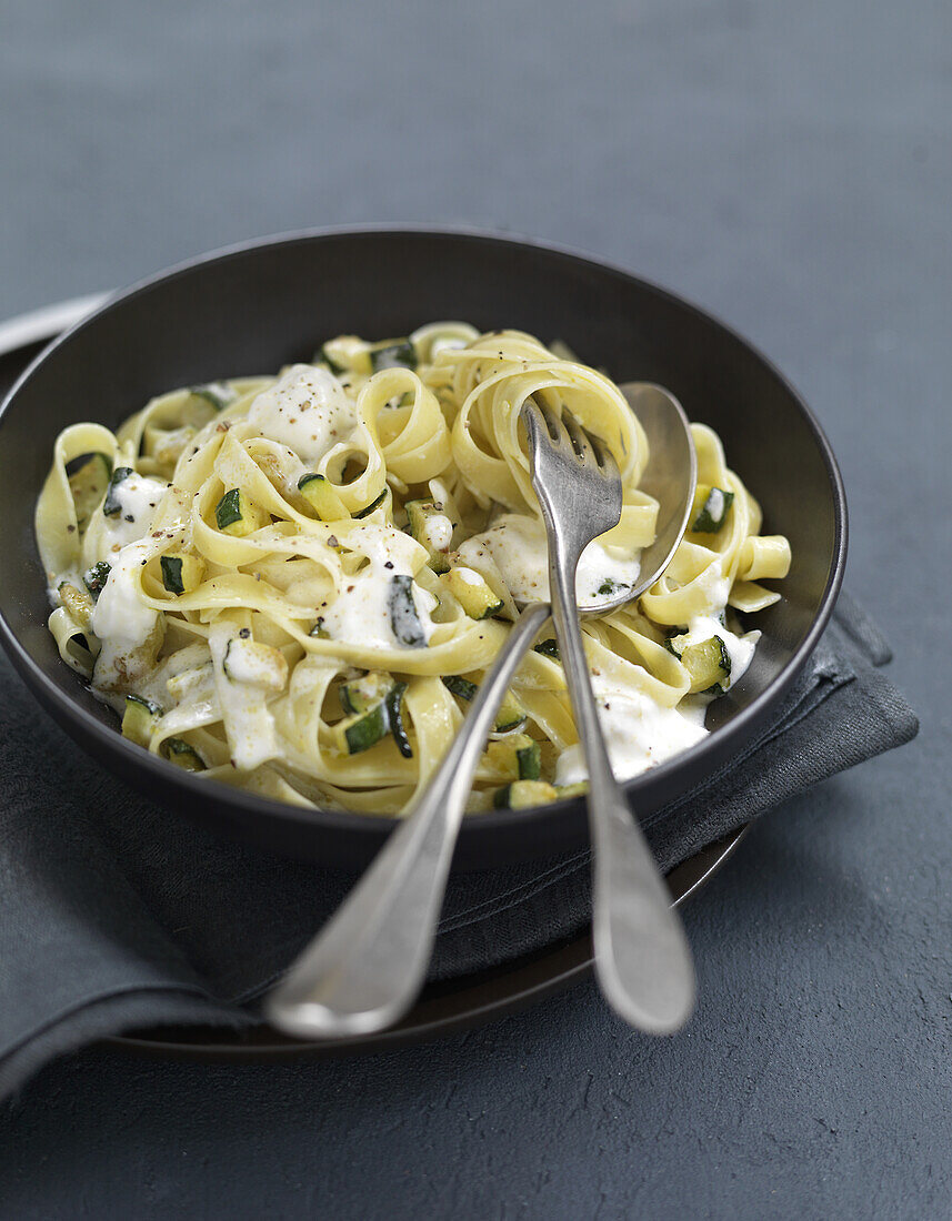 Tagliatelles with zucchinis and goat's cheese