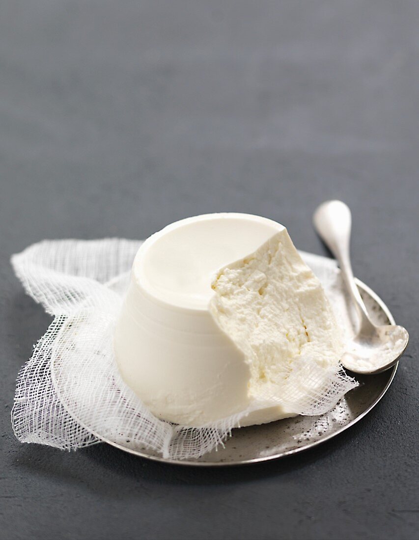 Frischer Ricotta auf Mulltuch