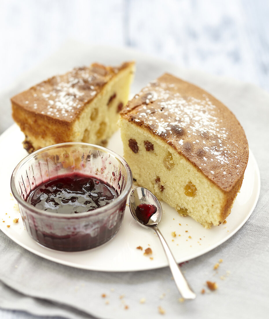 Rosinen-Sultaninen-Kuchen im Topf gebacken, und rotes Johannisbeergelee