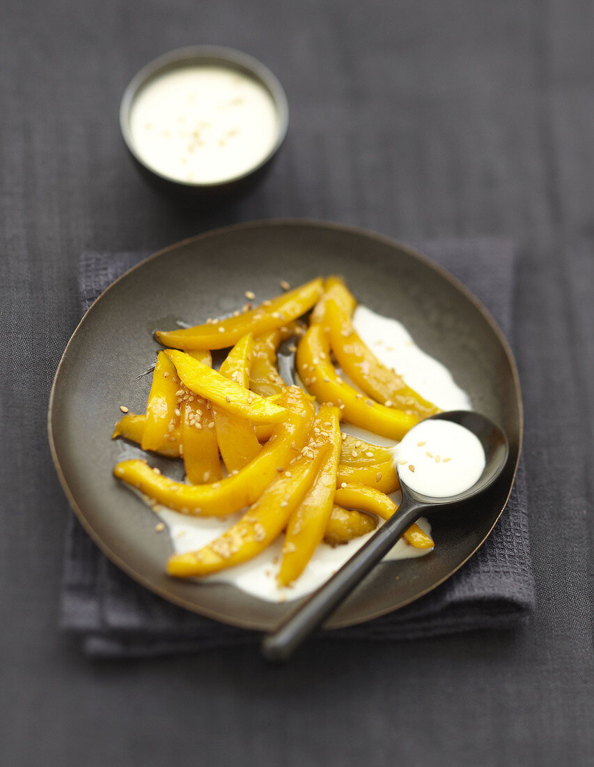 Gebratene Mango mit Sesam und Kokos-Creme