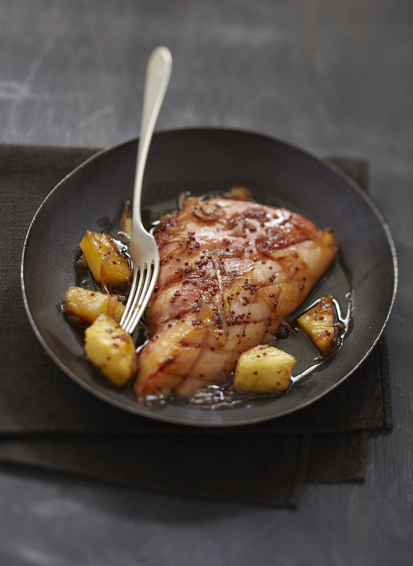 Gebratener Schinken mit Senfsamen und Ananas