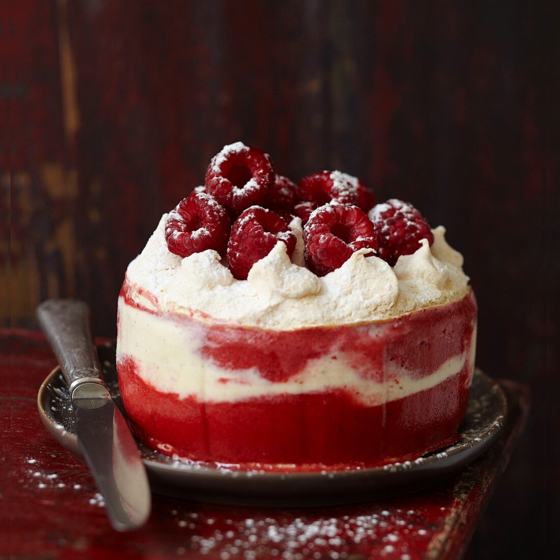 Vacherin mit roten Beeren