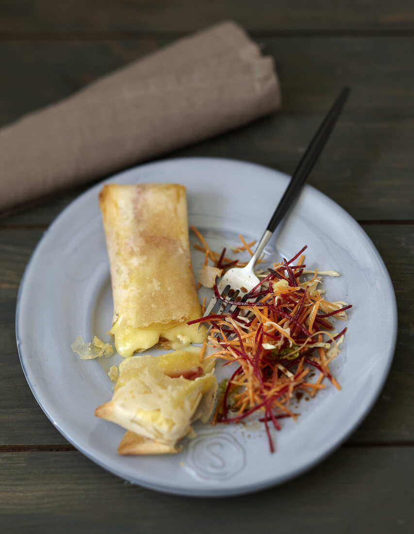 Filoteigpäckchen mit Camembert und Apfel, dazu Rohkostsalat