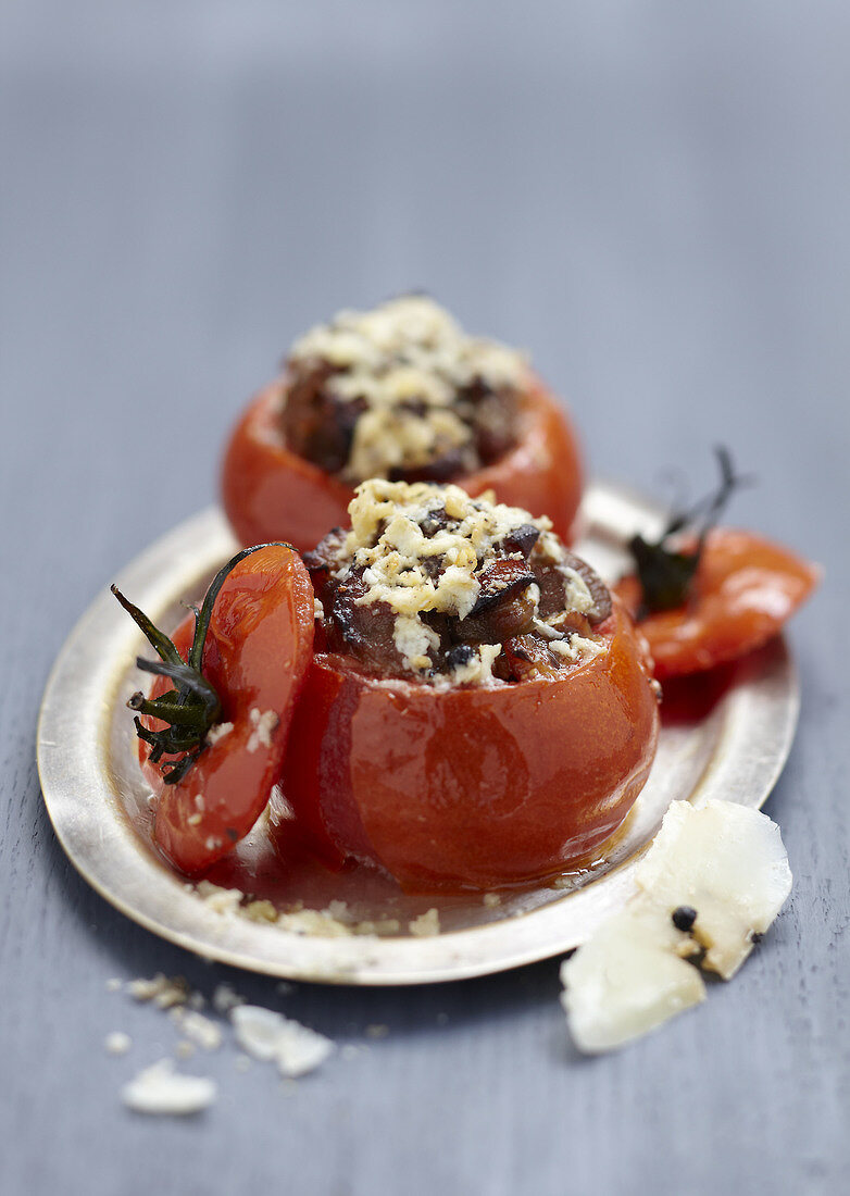 Zwei gefüllte Tomaten mit Lammconfit und Pecorino