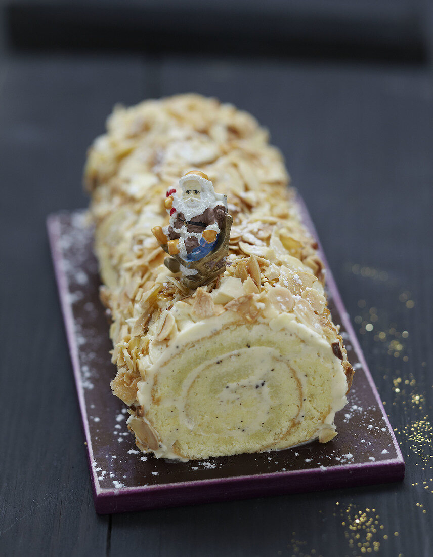 Almond-vanilla cream log cake