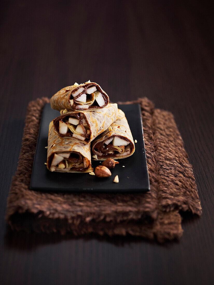 Pfannkuchen-Wrap mit Birne, Nutella und Haselnüssen