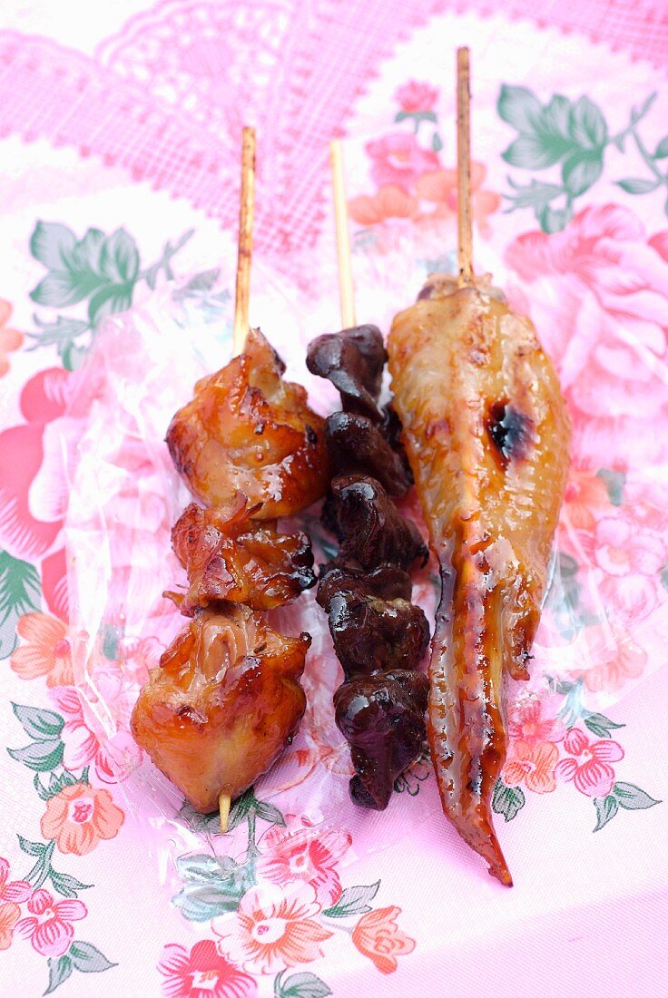 Spicy and caramelized chicken liver and chicken brochettes
