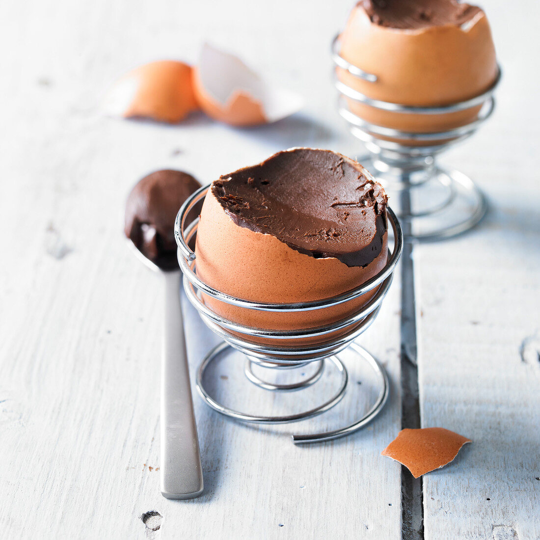 Schokoladencreme in der Eierschale zu Ostern