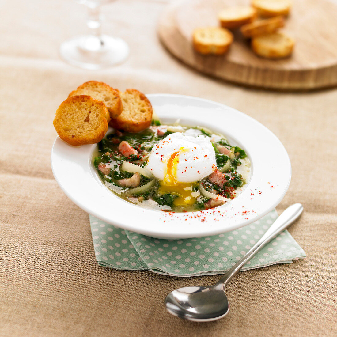 Tourain-Suppe mit Sauerampfer und wachsweichem Ei, Frankreich