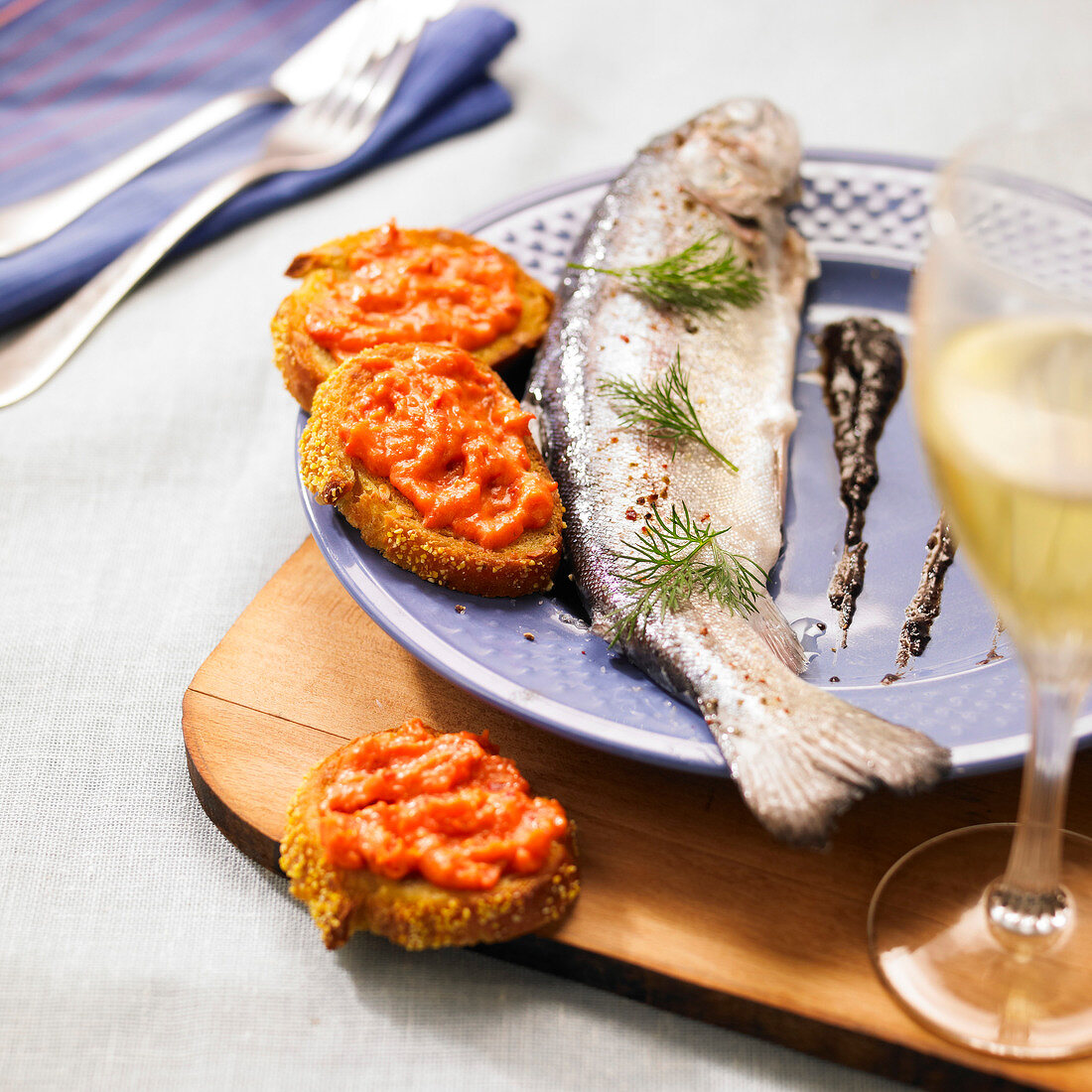 Ofengebackene Forelle mit Tomaten-Tapenade-Canapés