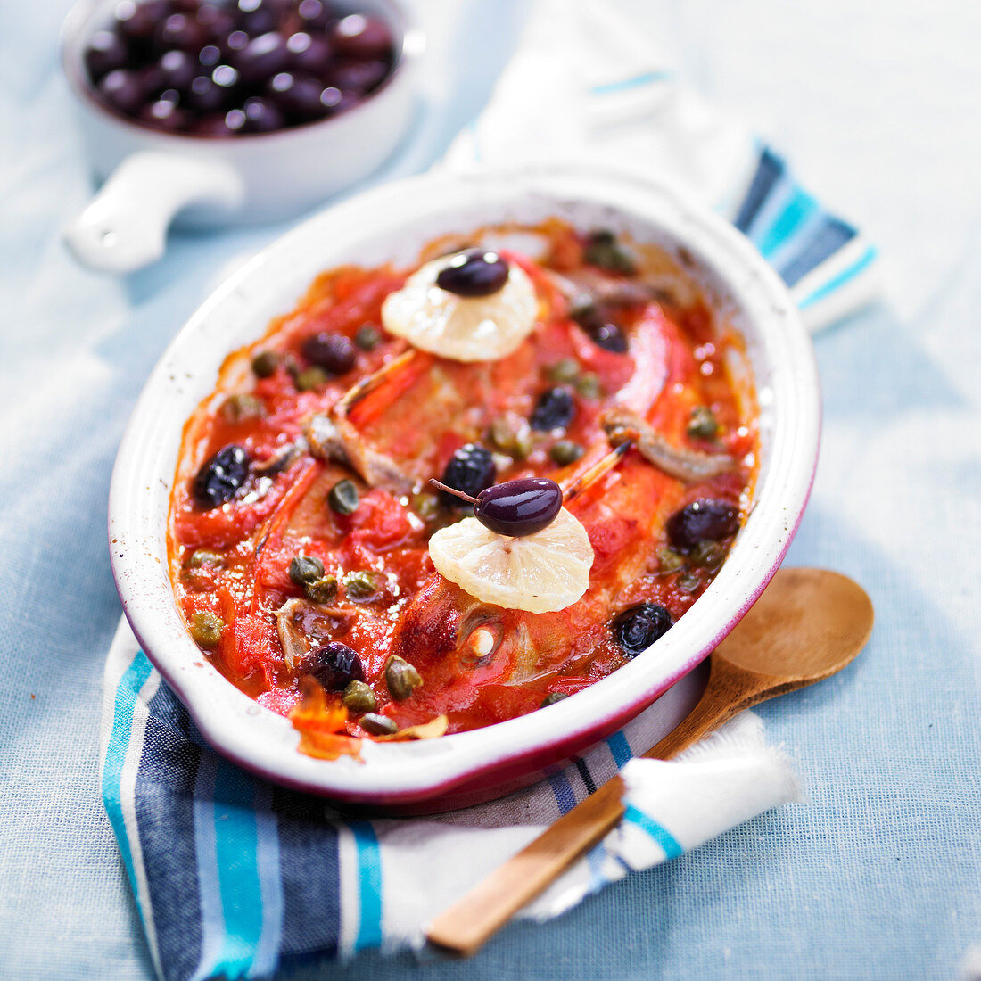 Rotbarbe mit Tomaten, Oliven und Kapern