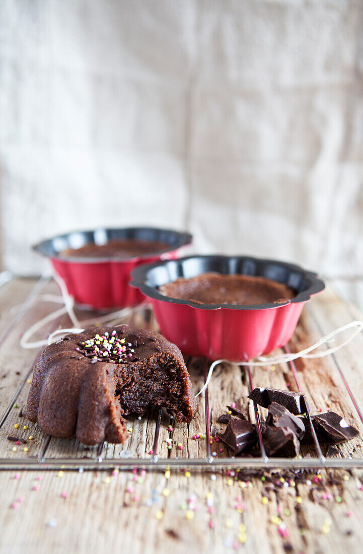 Kleine Schokoladenkuchen mit weichem Kern