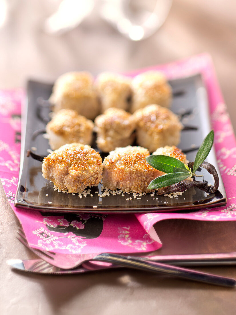Vanilla-flavored chicken ball brochettes coated in sesame seeds