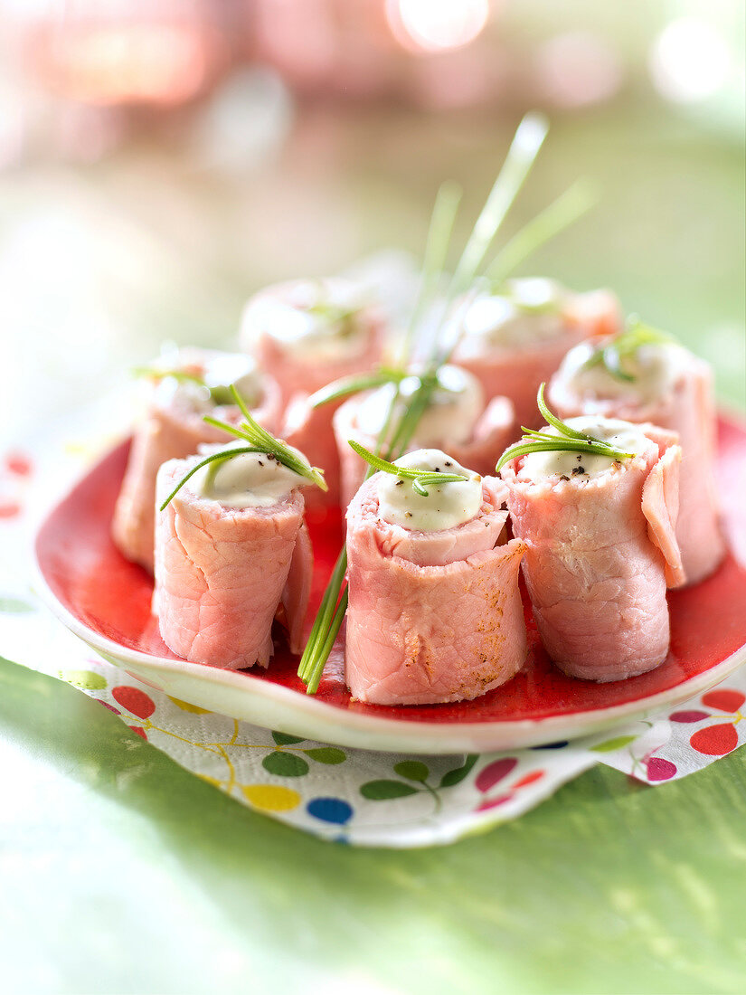 Schinkenröllchen vom gekochten Schinken mit Mayonnaise