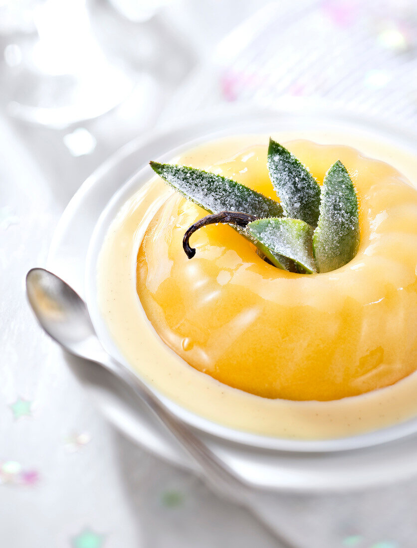 Pineapple jelly crown with with custard