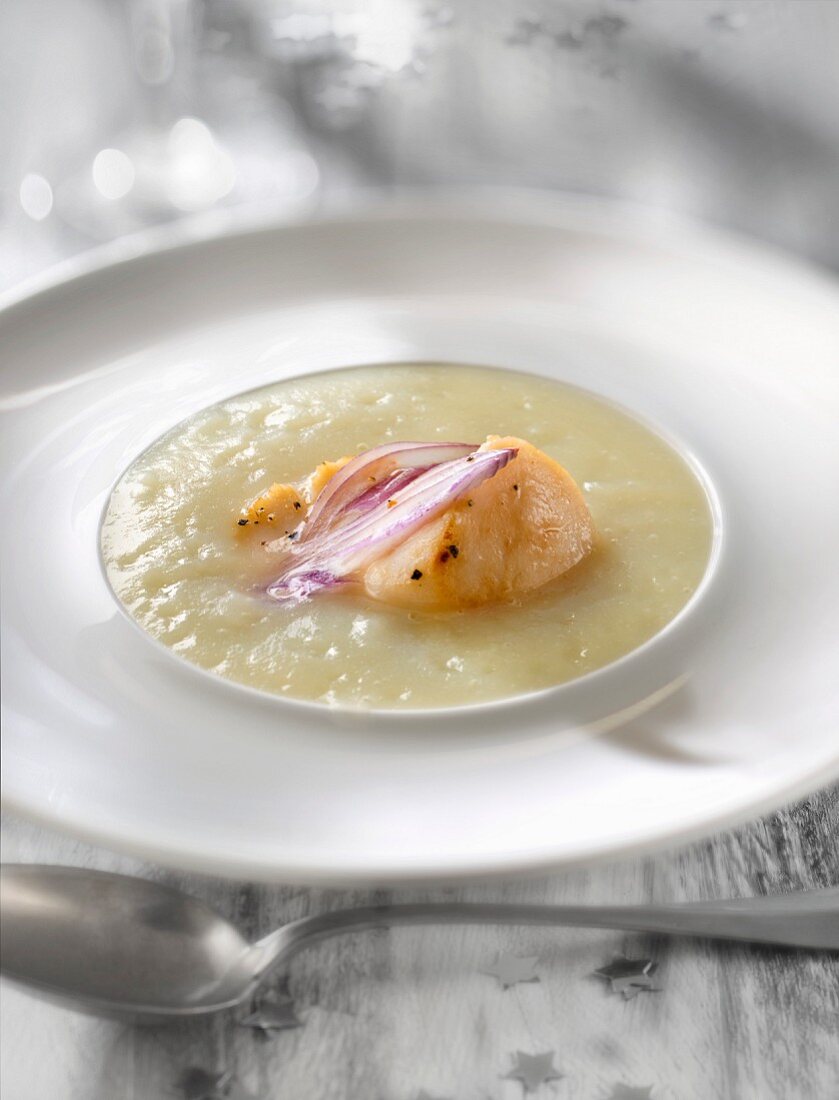 Creamed parsnip soup with scallops
