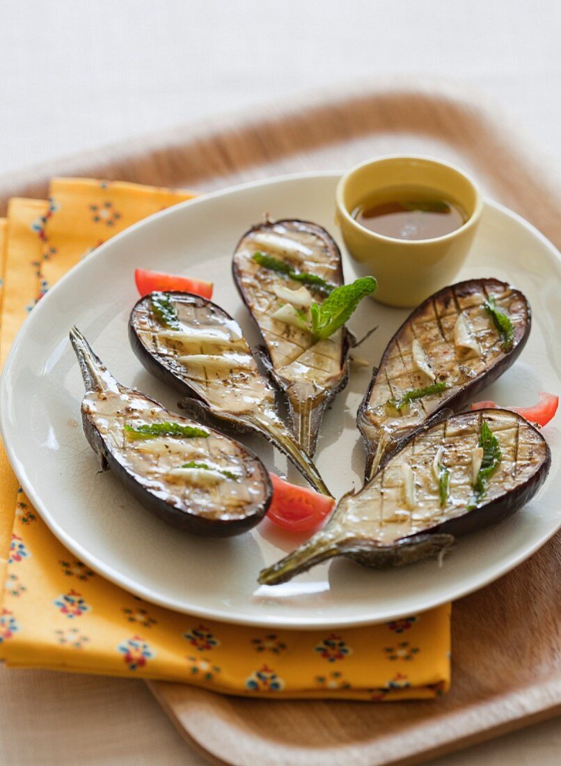 Grilled eggplants with oil and mint sauce