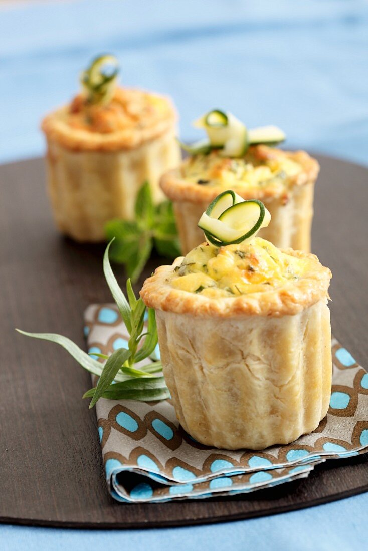 Mini-Blätterteigquiches mit Zucchini und Estragon