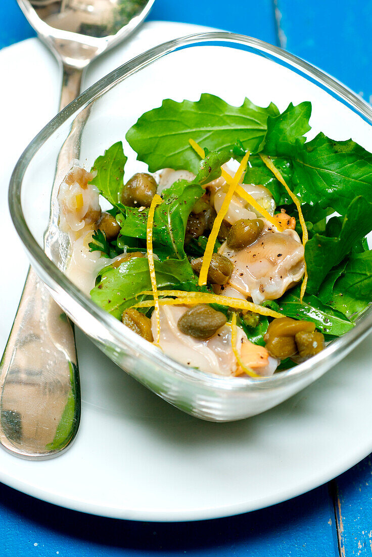 Muschel-Rucola-Salat mit Kapern und Orange