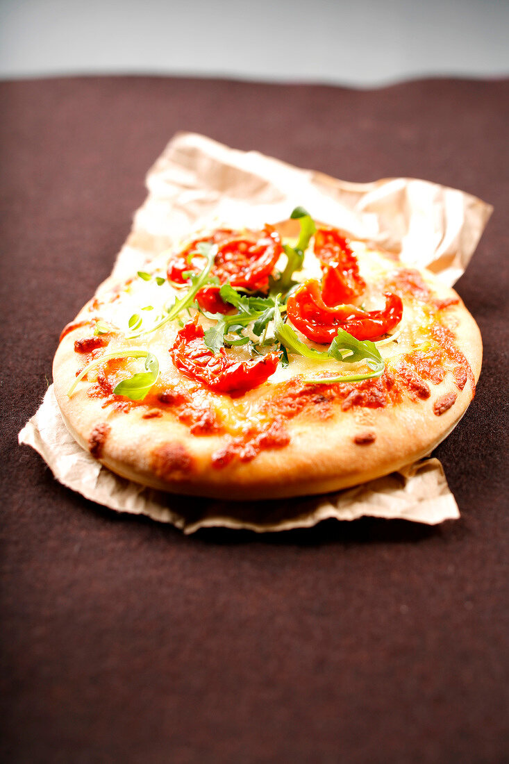 Pizza Margherita mit getrockneten Tomaten und Rucola