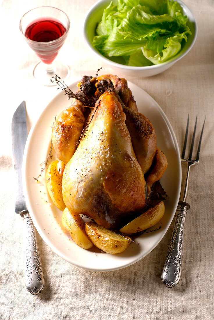 Gebratenes Freilandhuhn mit Kräutern und Kartoffeln