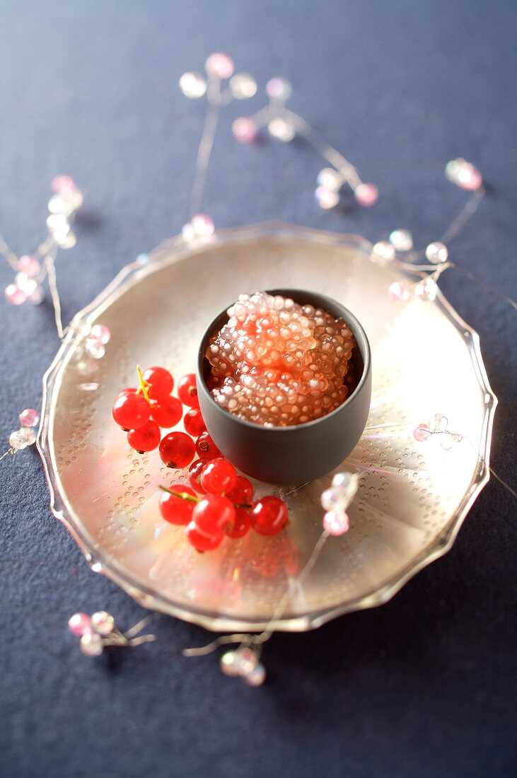 Tapiokakügelchen mit Kokosnuss und roten Johannisbeeren