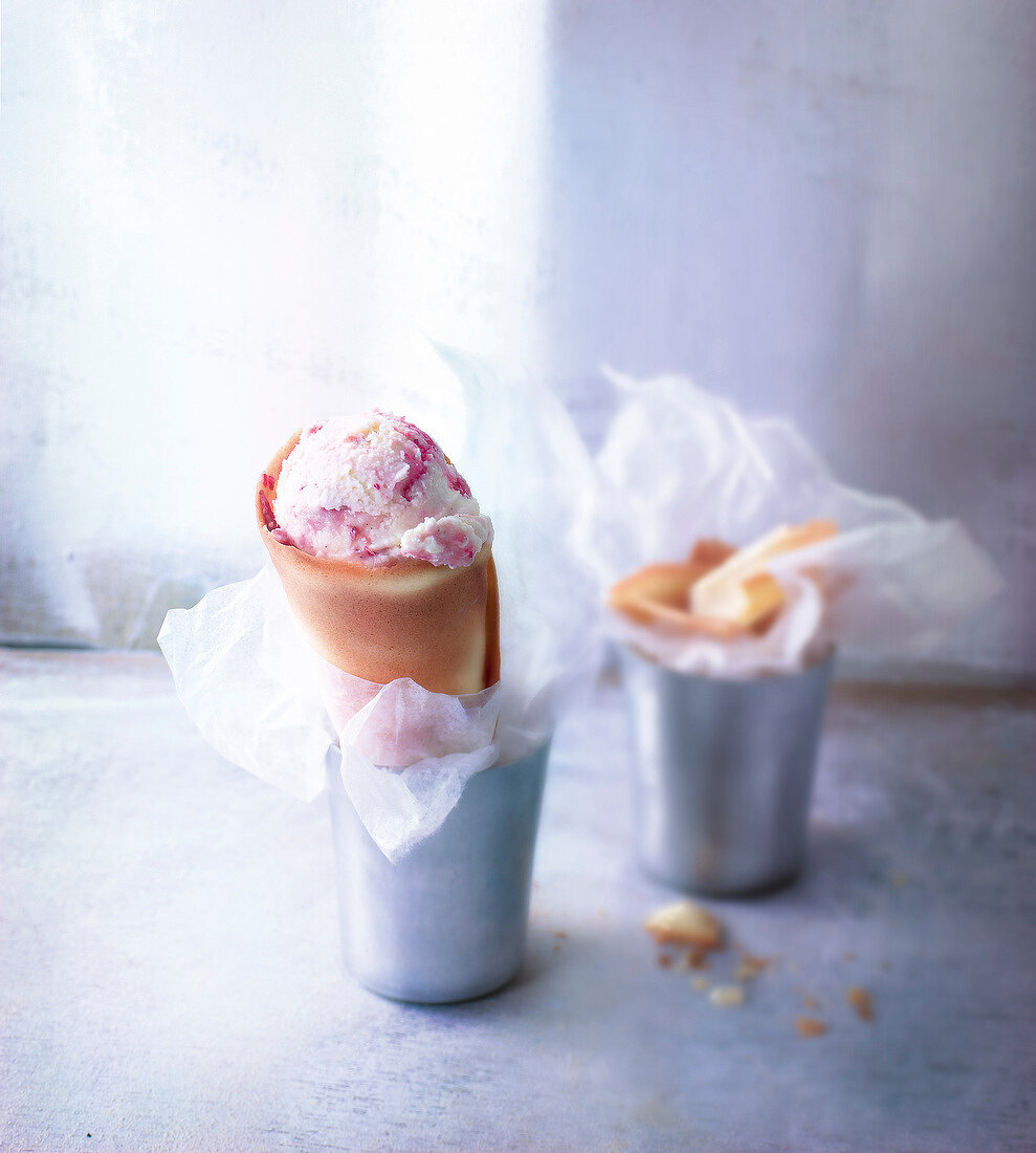 Mascarpone-strawberry ice cream cone