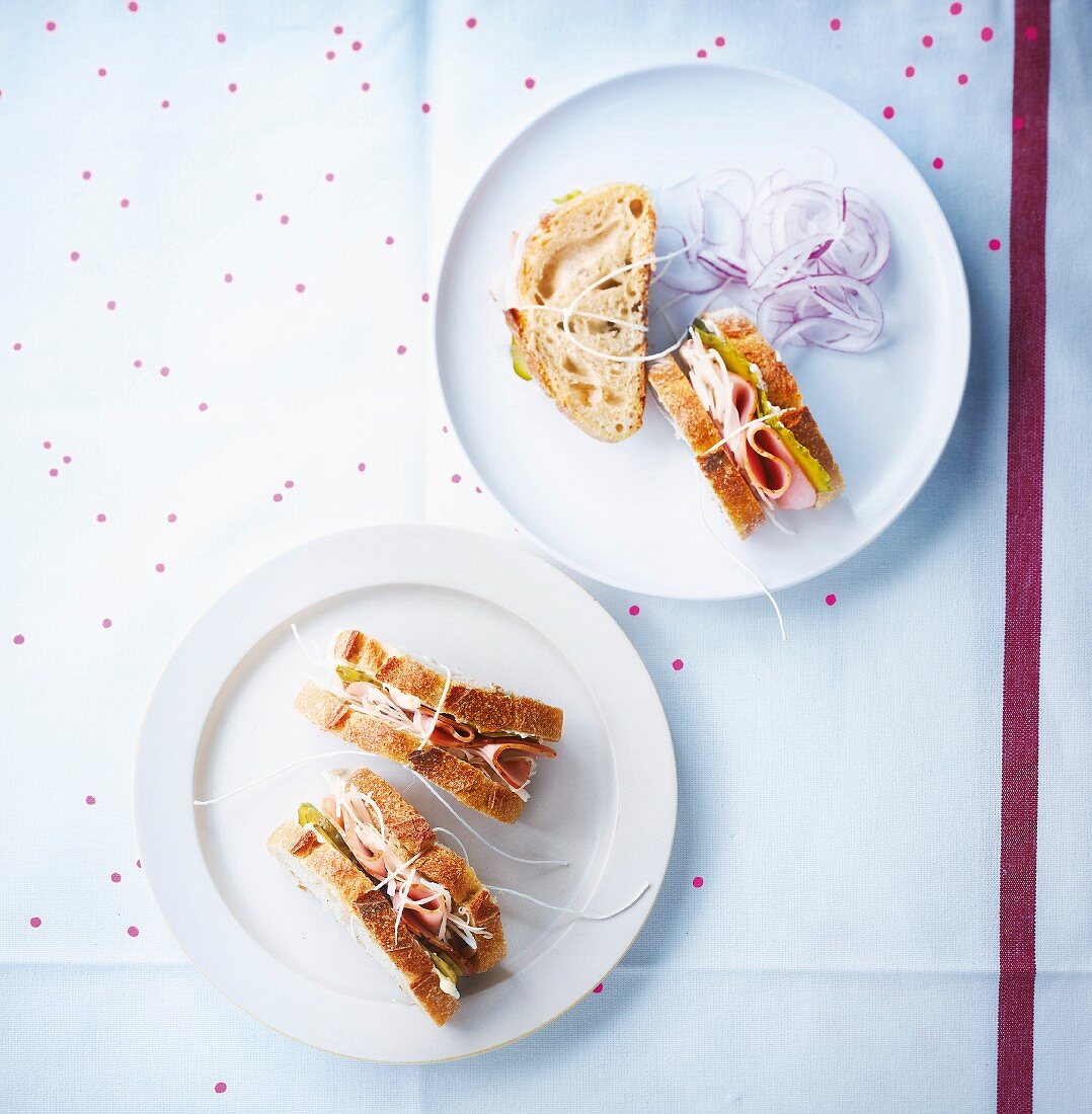 Schinkensandwich mit Essiggurken und Schmelzkäse