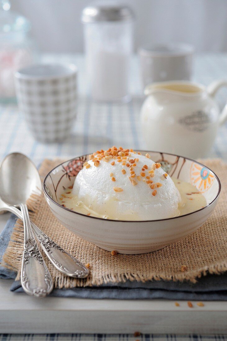 Ile flottante (Eischneenocken auf Vanillesauce, Frankreich)