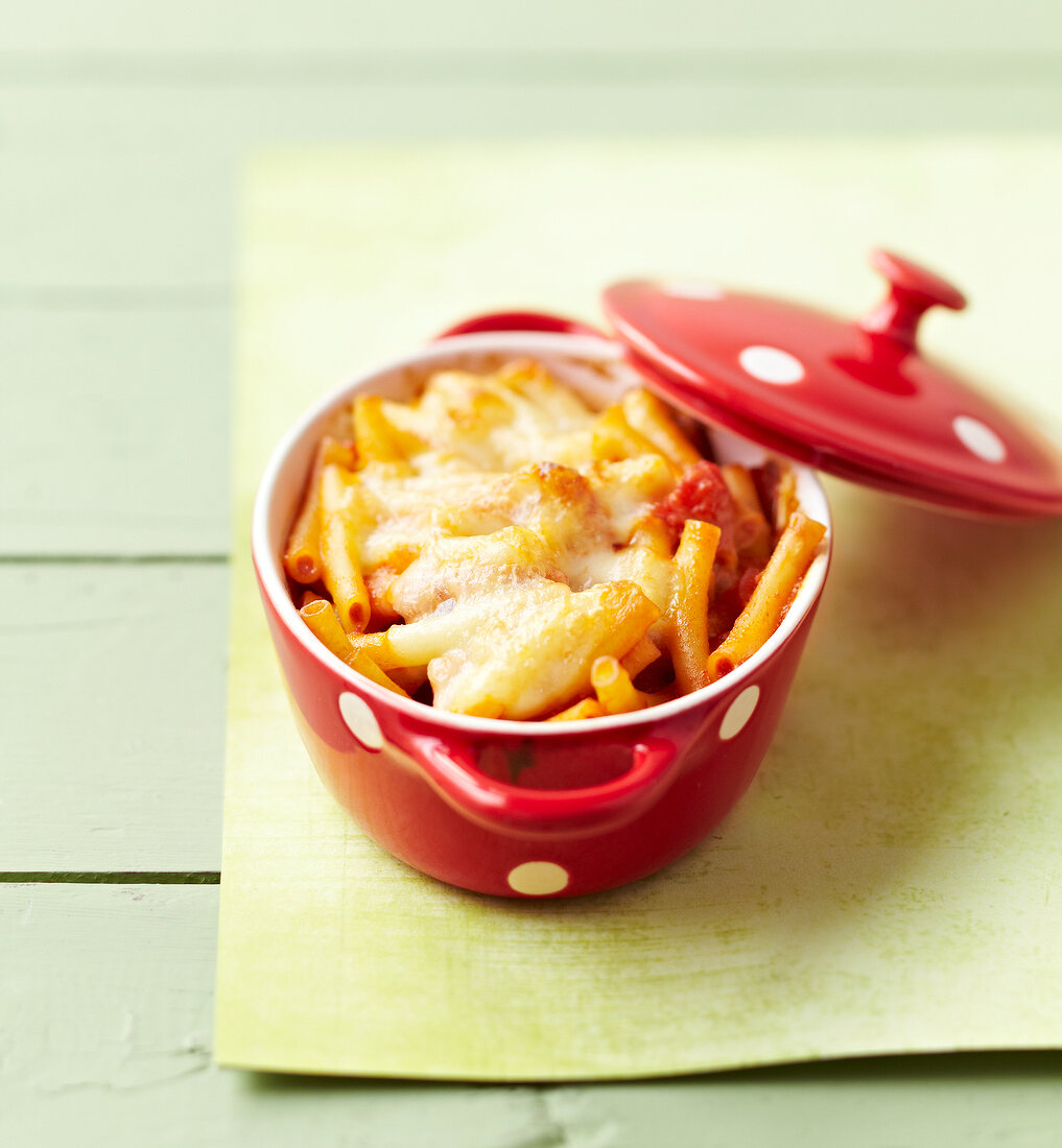 Überbackene Makkaroni mit Tomatensauce, im Töpfchen serviert